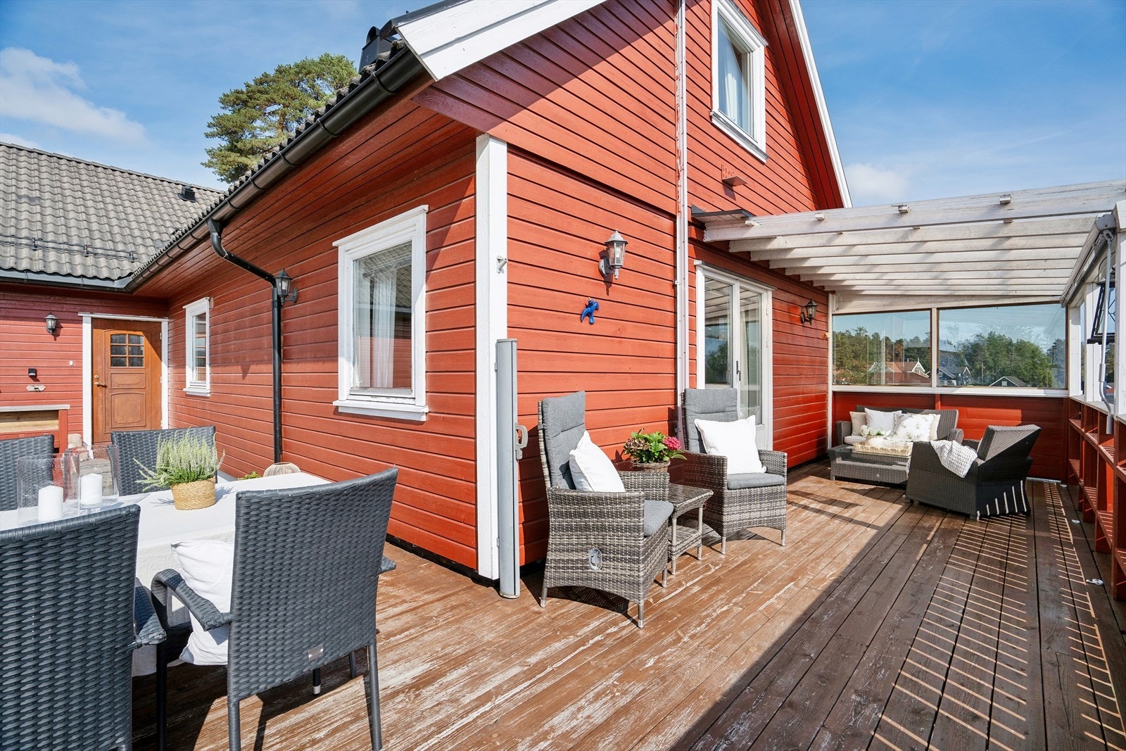 Dette er en innholdsrik familiebolig over to plan med stor terrasse, garasje og hage. Galleribilde
