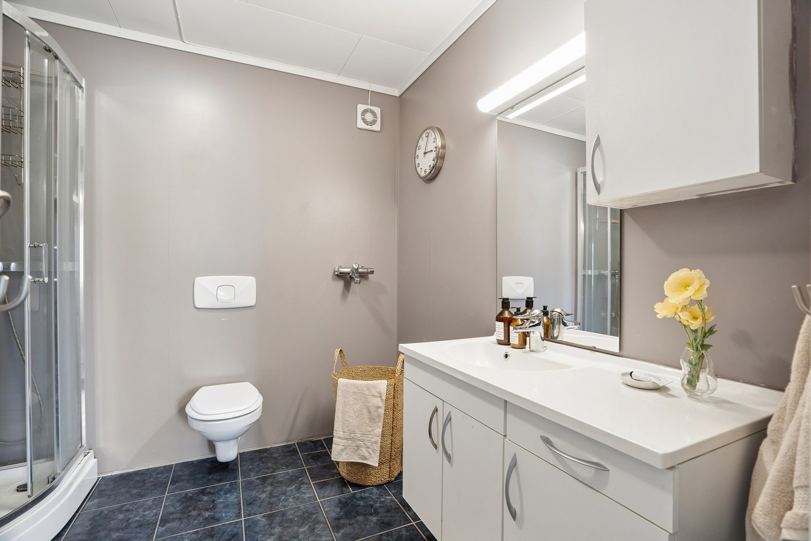 Badet er utstyrt med servantinnredning, speil og vegghengt toalett. Galleribilde