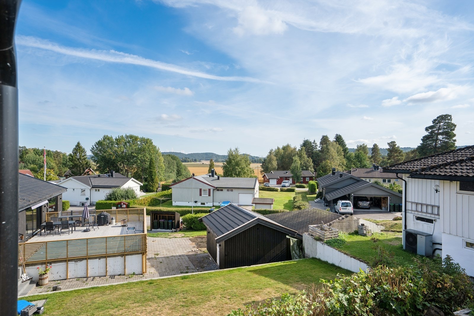Fra eiendommen er det utsikt over et landlig og naturskjønt landskap. Galleribilde