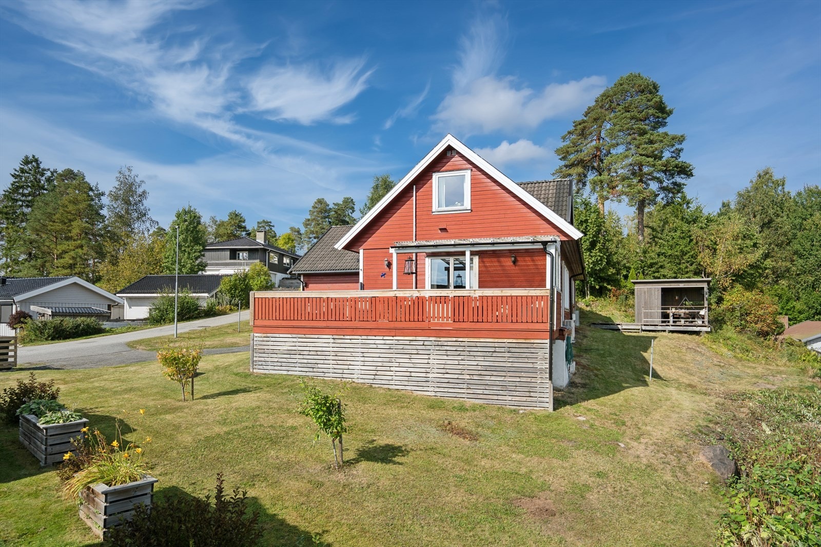 Stor, opparbeidet tomt med plenarealer for lek og uteaktiviteter. Galleribilde