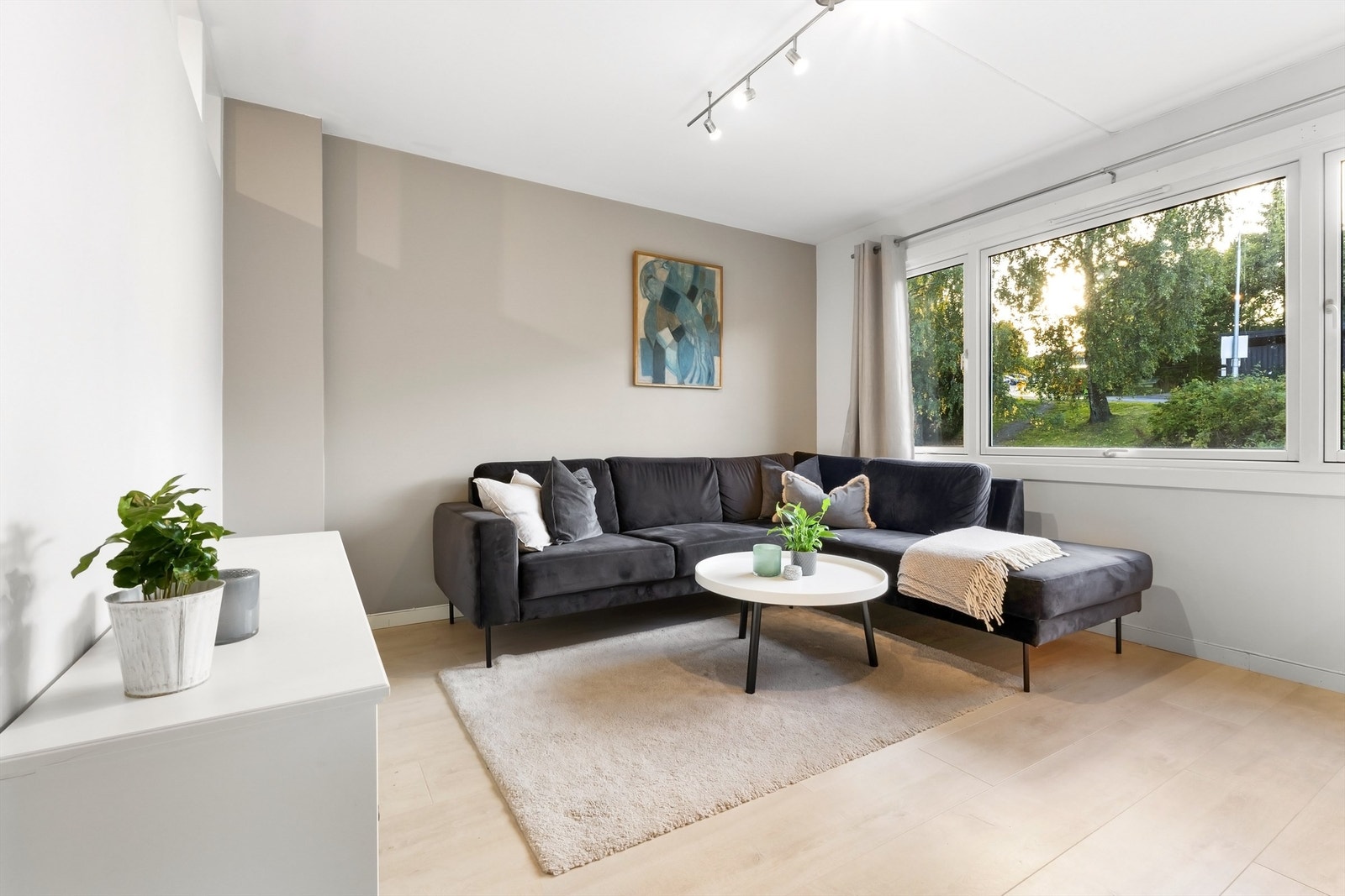 Stuen har plass til en romslig sofagruppe. Vinduene er fra 2008. Galleribilde