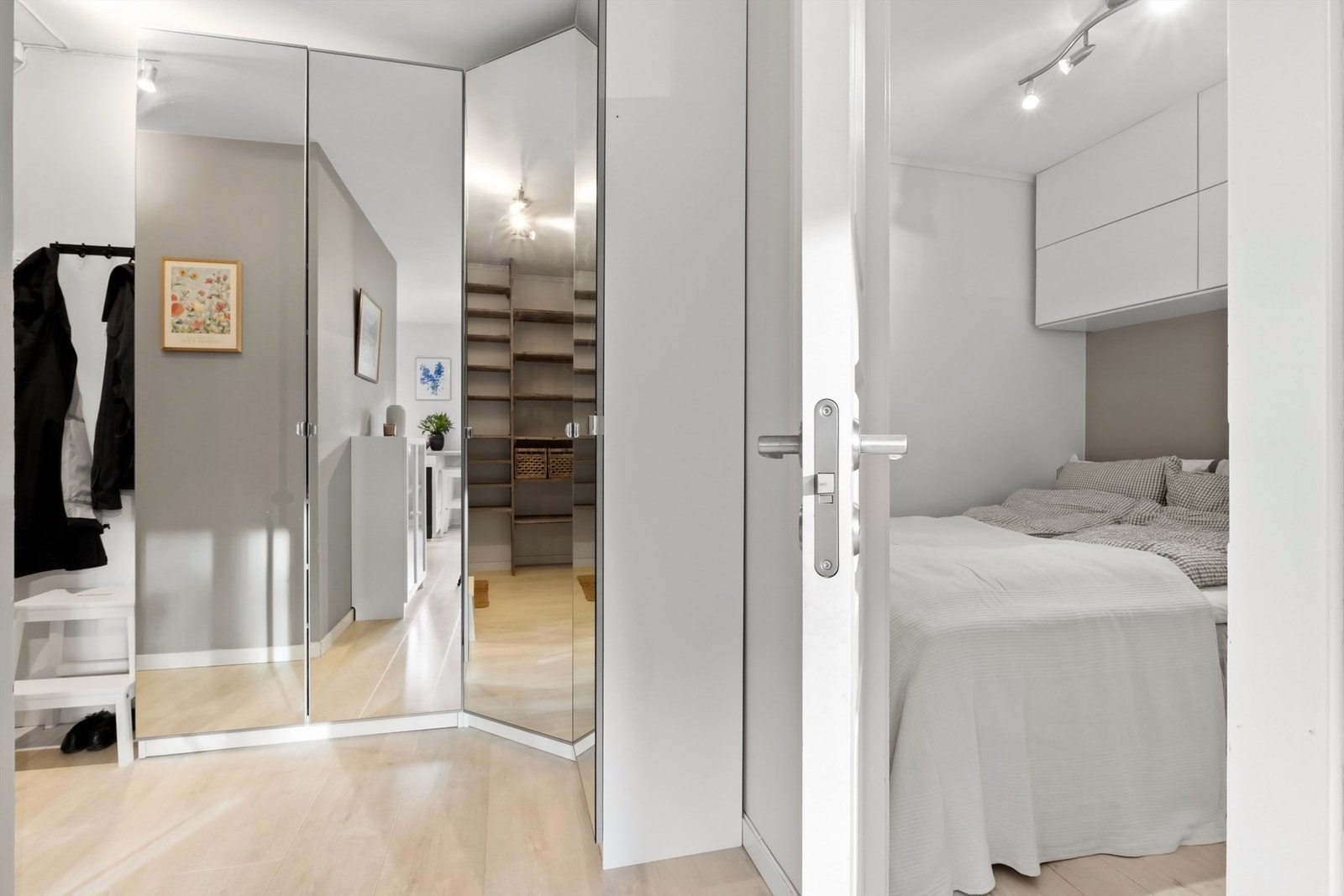 Fra gangen er det speilgarderobe og adkomst til leilighetens alkove. Galleribilde
