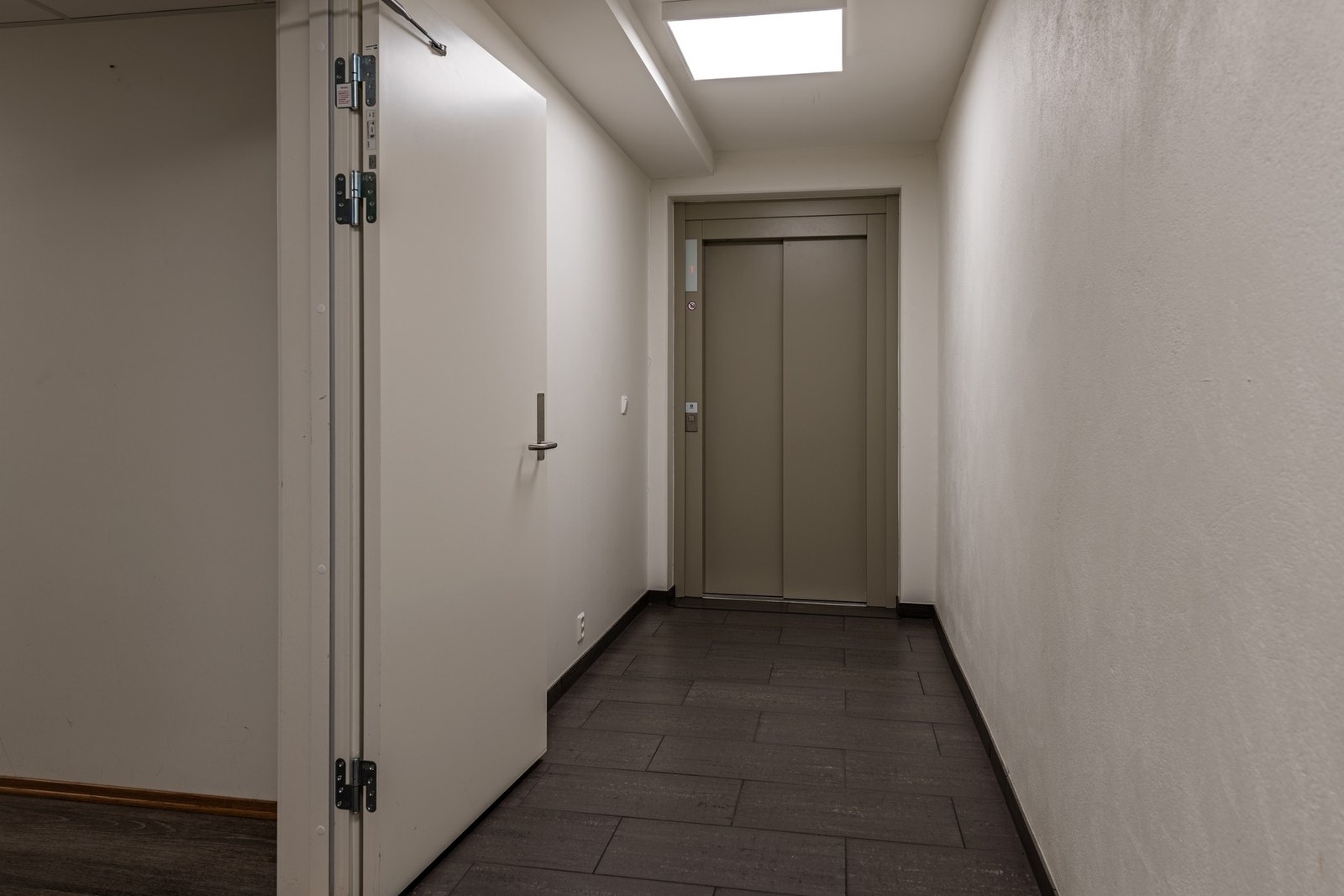 I tredje og fjerde etasje er det leiligheter, totalt 15 leiligheter som er et eget boligsameie. Denne leiligheten ligger i tredje etasje og har inngang mot nord til gateplan Galleribilde