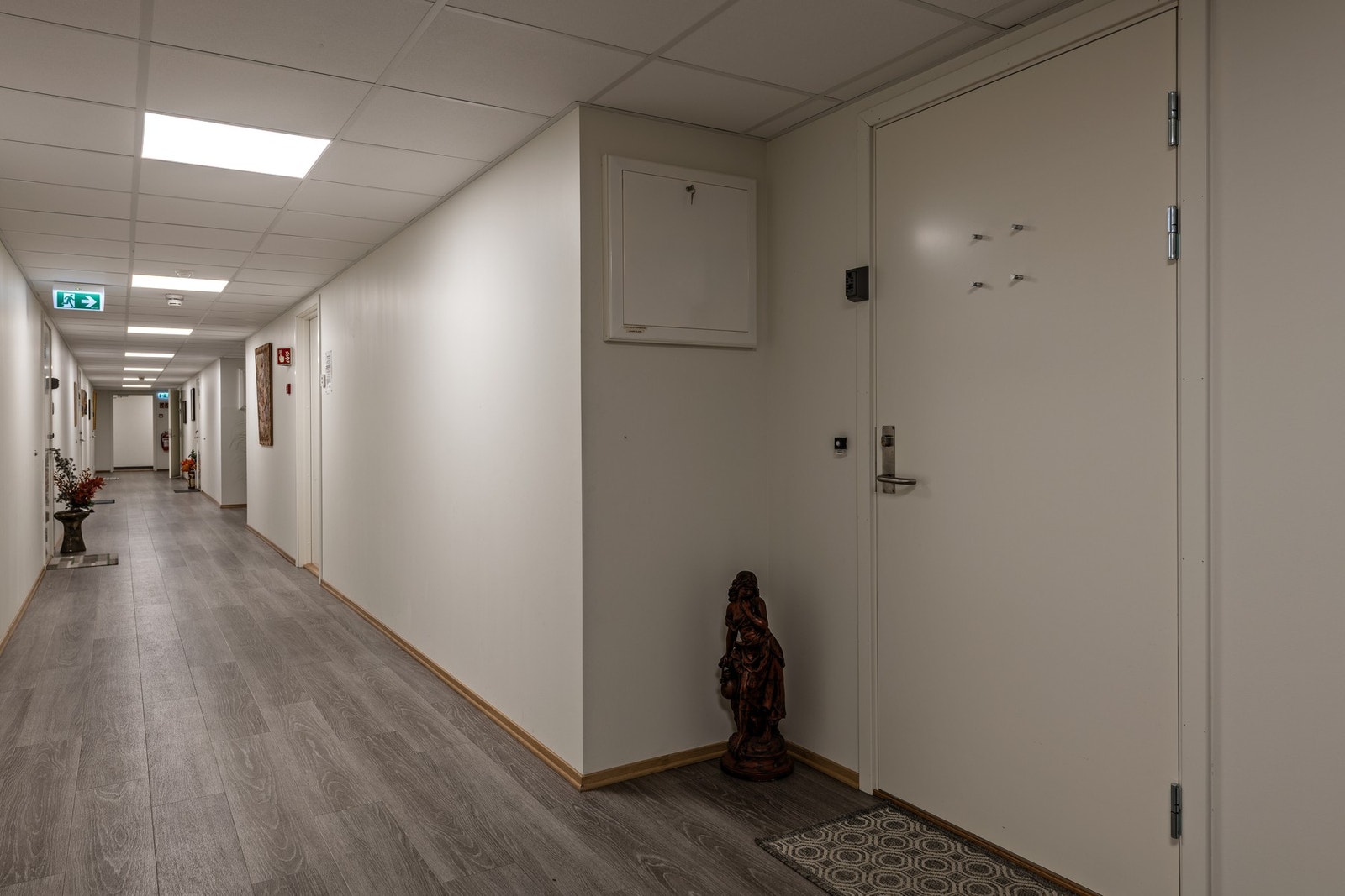 Leiligheten ligger i en bygning som går over 4 etasjer. I første
etasje er det forretninger med inngang fra gateplan mot sør, i
andre etasje er det parkeringshus med innkjøring fra øst Galleribilde