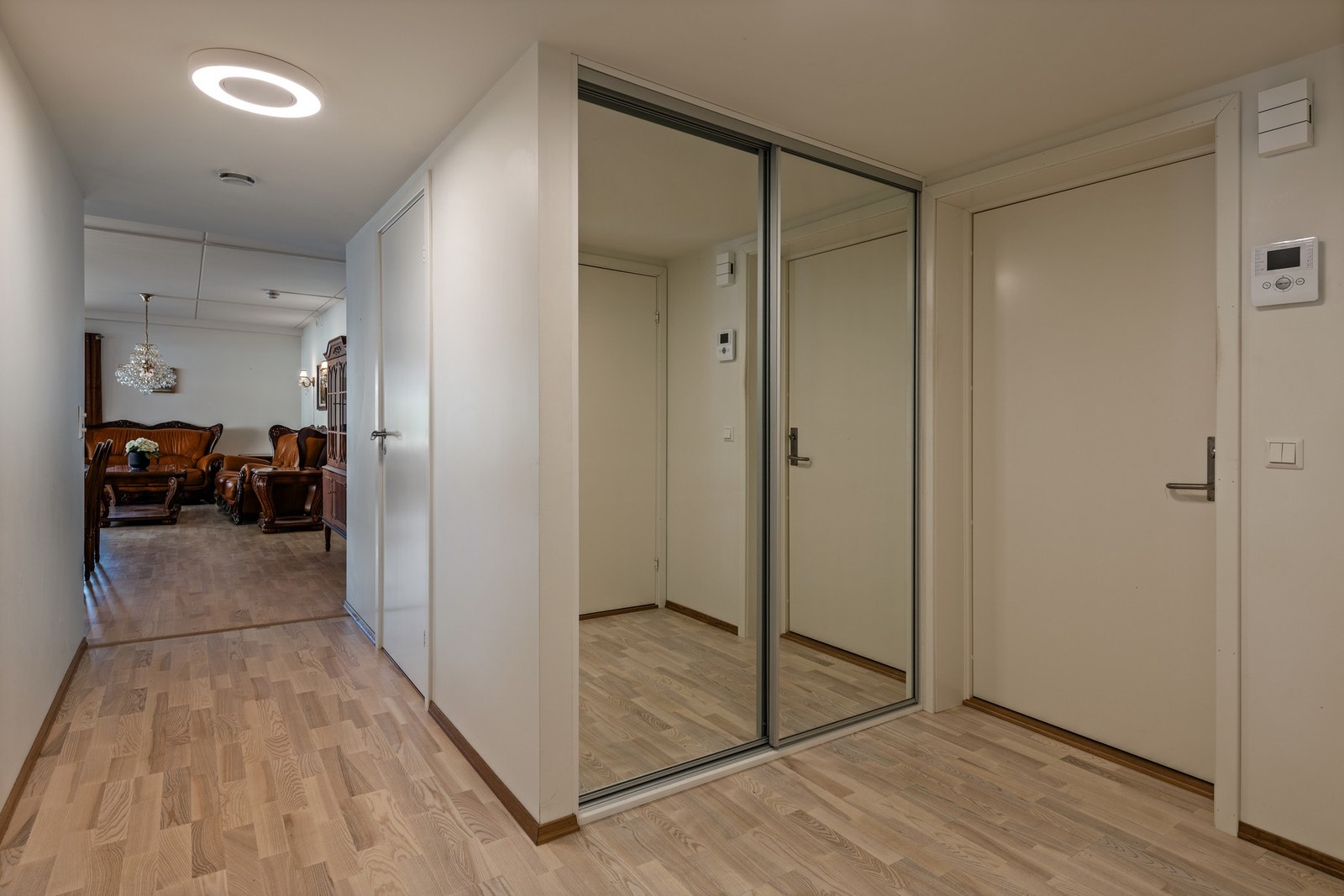 Praktisk entré med skyvedørsgarderobe Galleribilde