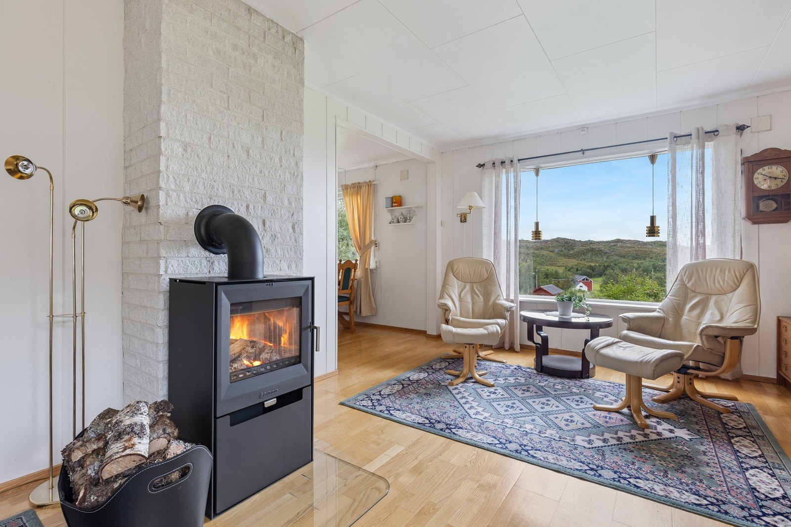 Store vindusflater gir godt med naturlig lys og rammer inn utsikten. Galleribilde