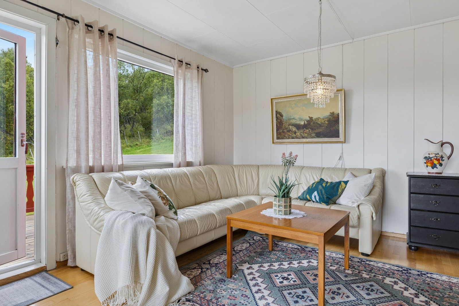 Gjennomgående parkett på gulv i første etasje. Galleribilde