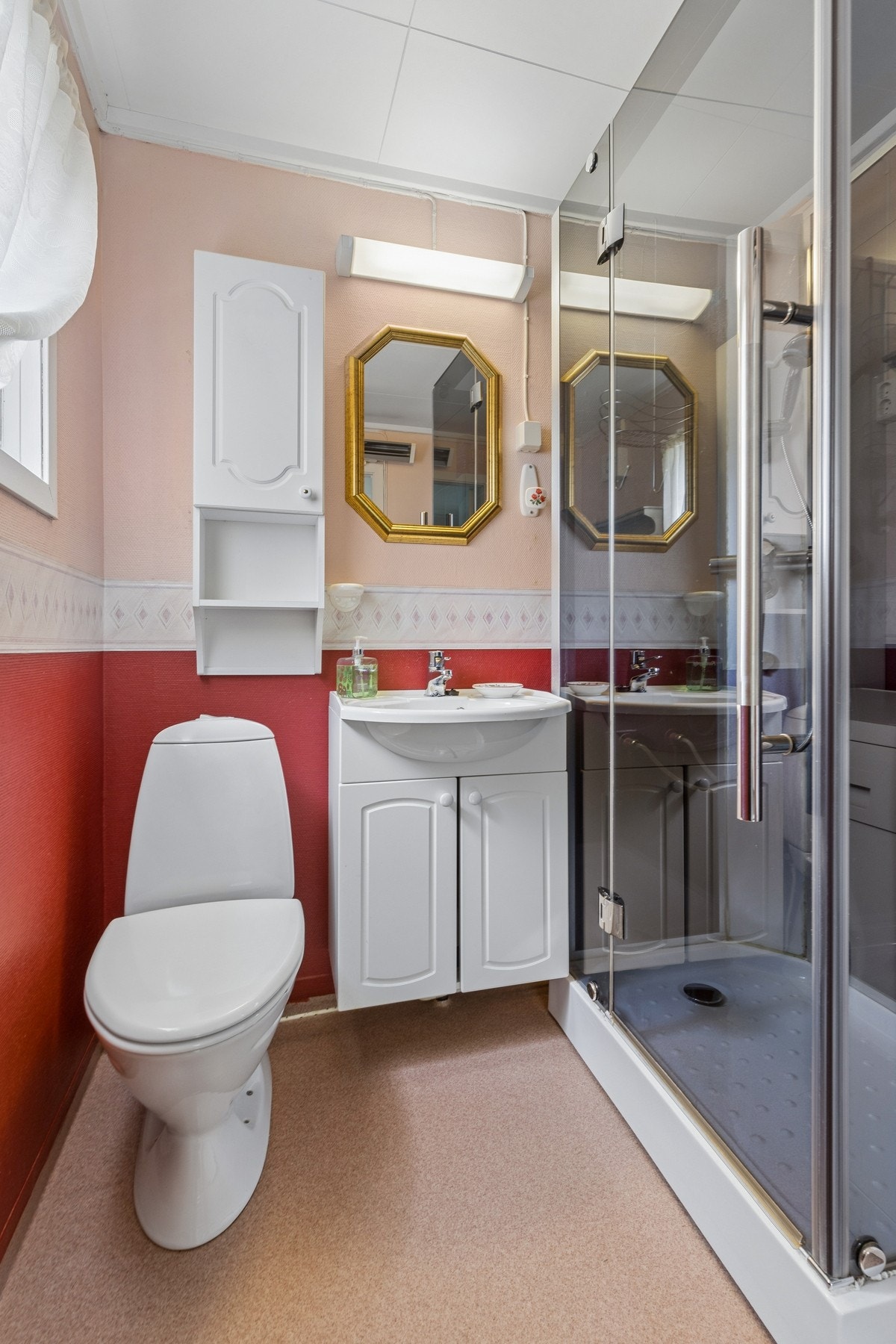 Badet er utstyrt med dusjkabinett, toalett og servant. Galleribilde