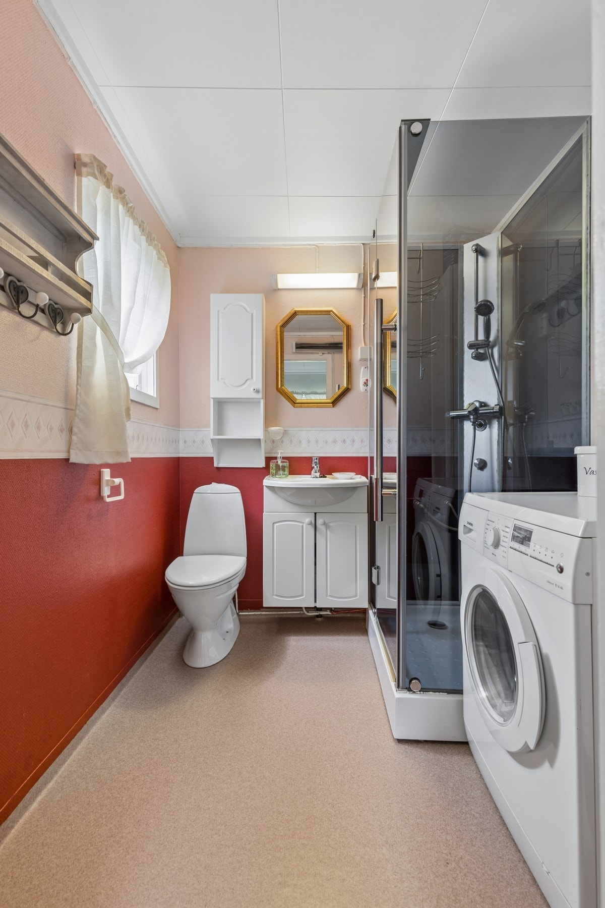 Badet er plassert i tilbygget og har opplegg for vaskemaskin. Galleribilde
