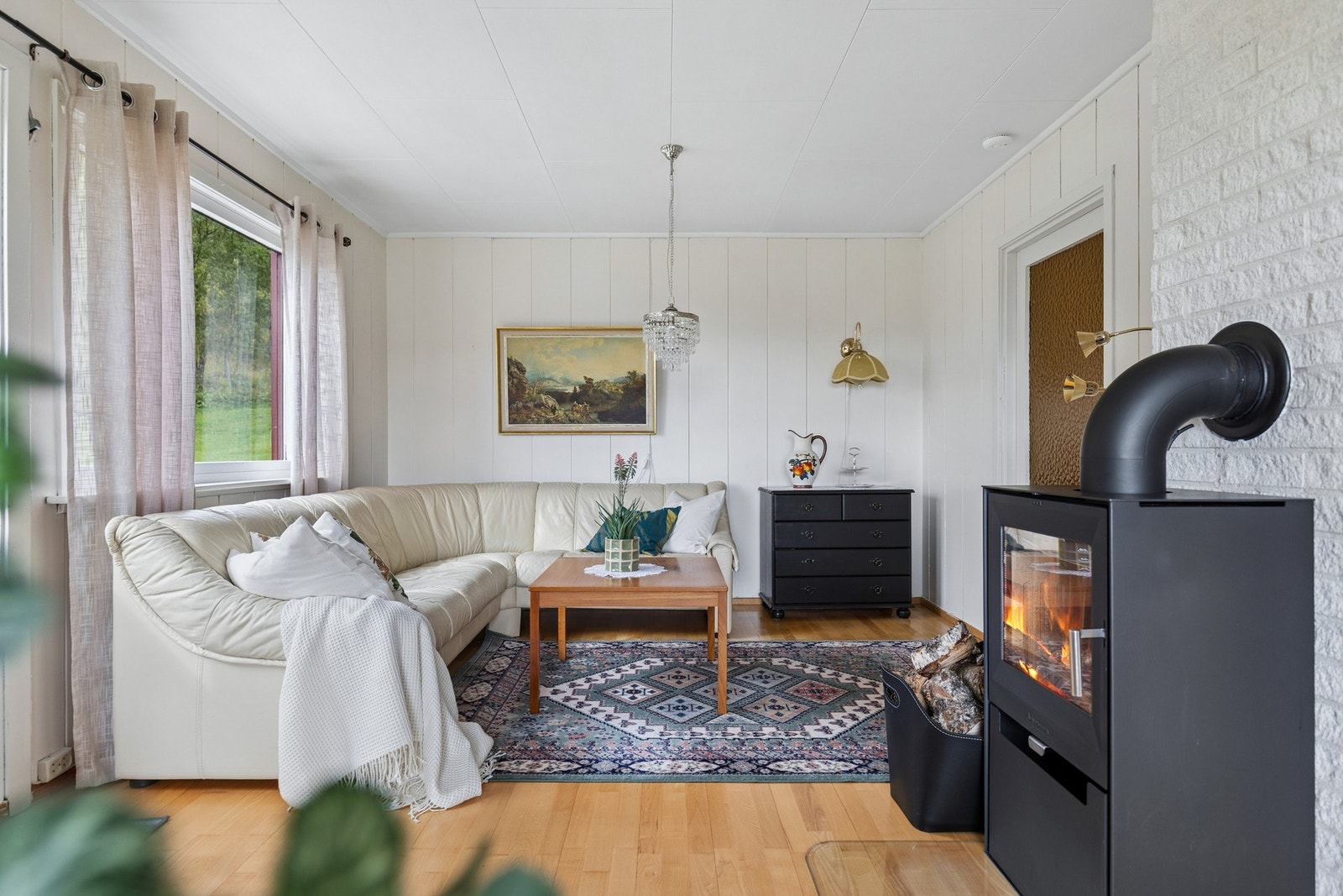 Stuen har plass til en romslig sofagruppe. Galleribilde