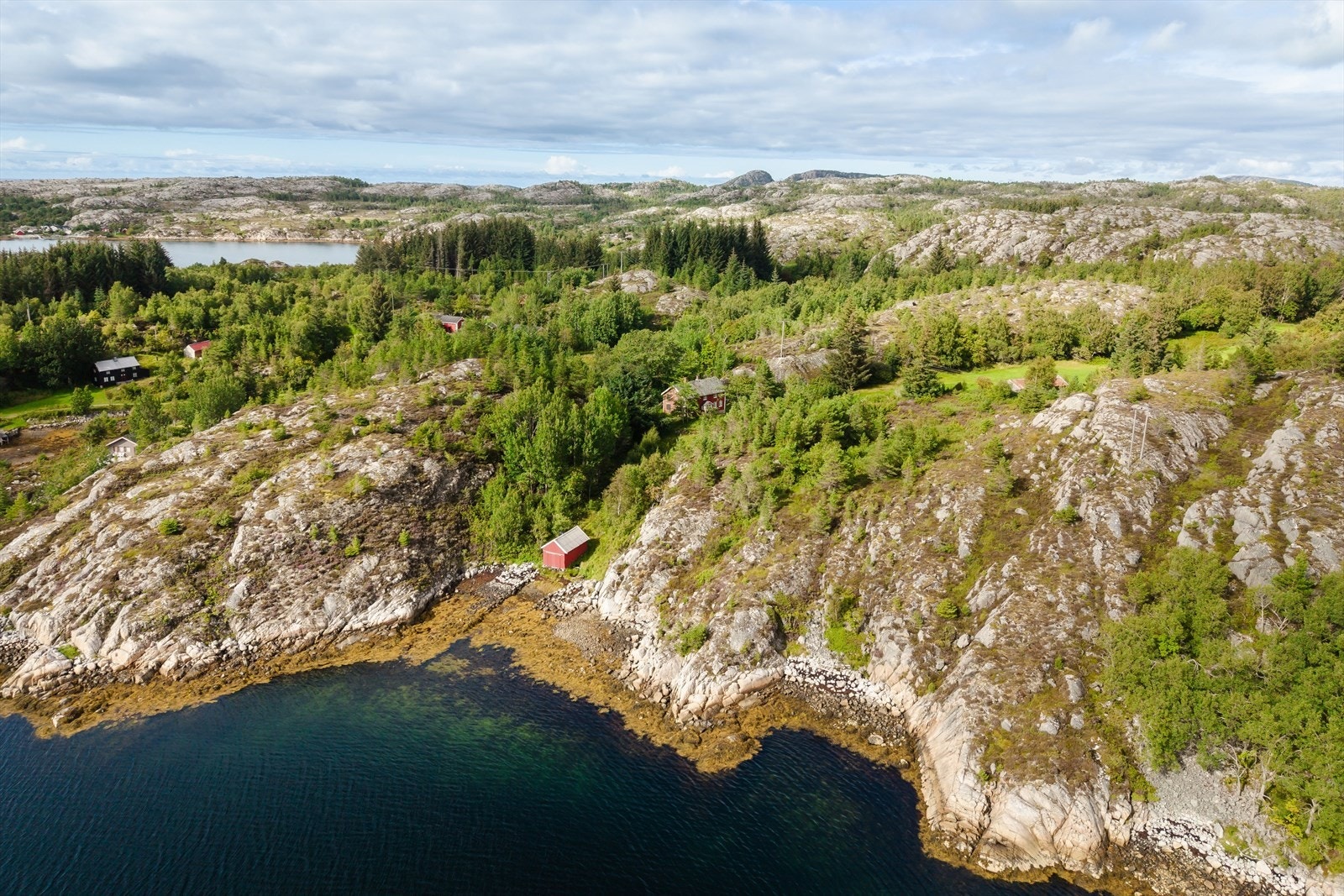 Her får du en eiendom med store arealer, flott natur og ikke minst egen tomt helt ned til sjøen Galleribilde