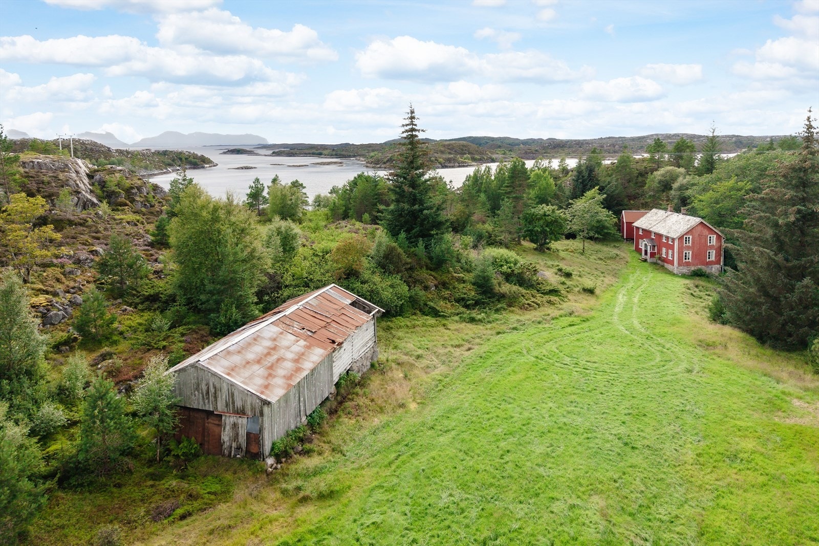 Eiendommen har en fin beliggenhet på Sandstad på Hitra Galleribilde