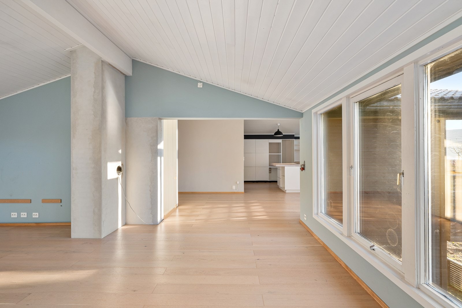 Her er det god plass til både sofa, spisebord og annet ønsket møblement. Galleribilde