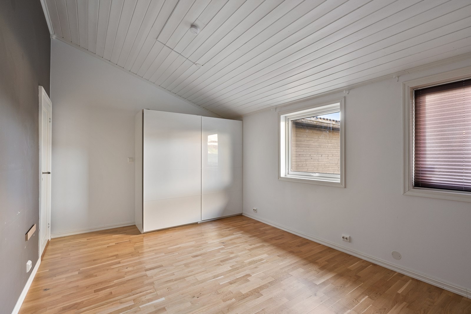 Soverommene i andre etasje er av god størrelse, med plass til dobbeltseng og annet møblement. Galleribilde
