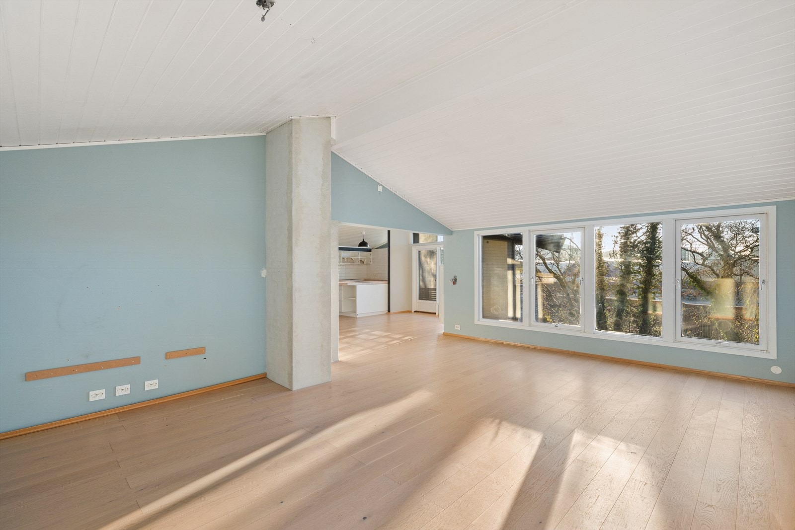 Stuen i andre etasje er luftig og romslig, med stor takhøyde og vindusflater som slipper inn rikelig med naturlig lys. Galleribilde