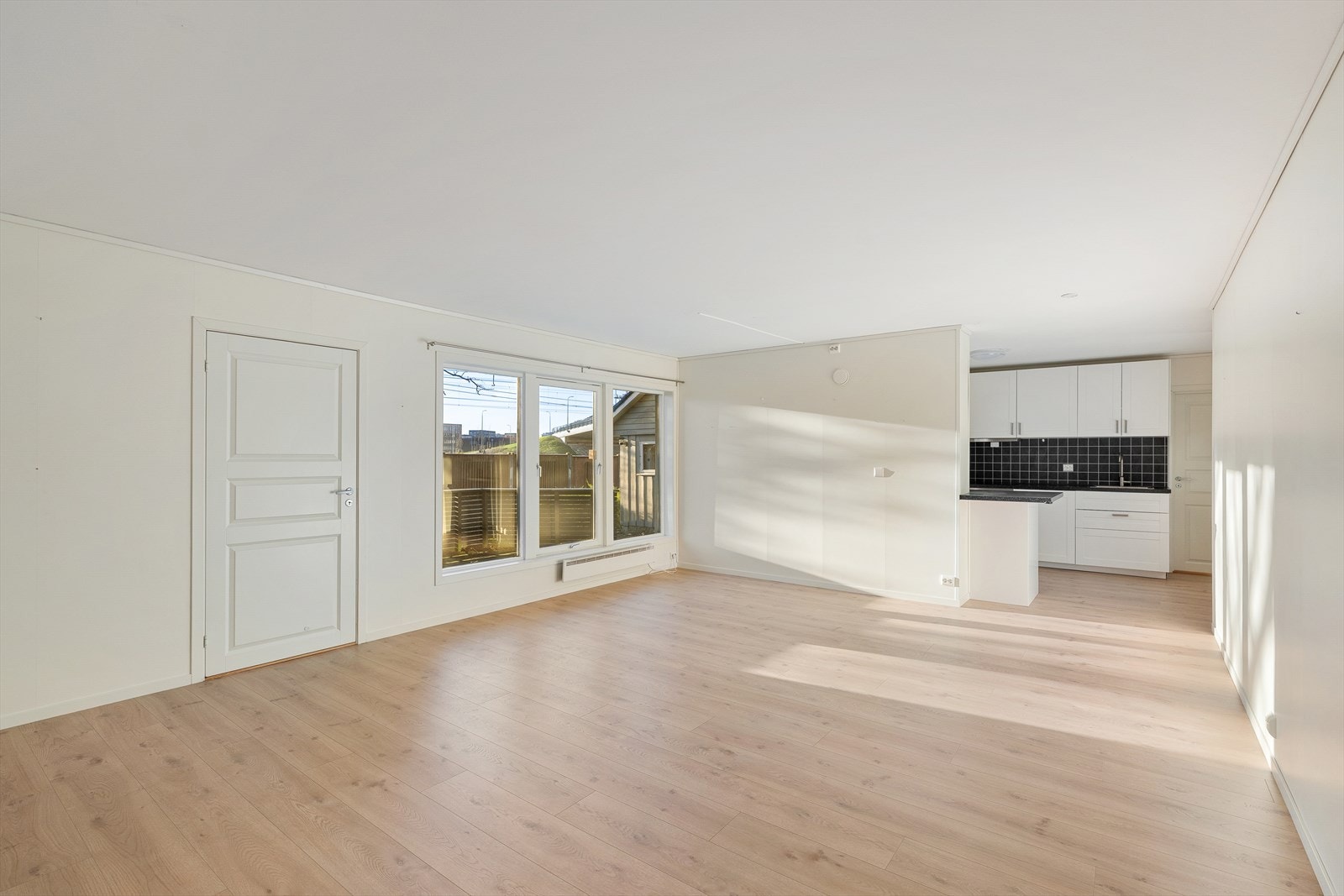 Den andre delen utgjør en koselig sokkelleilighet. Stuen er romslig med god plass til både sofa, spisebord og annet møblement. Galleribilde