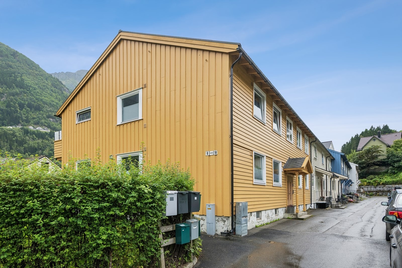 Velholdt bolig med taktekking fra 2025. Parkering rett utenfor i vei. Galleribilde