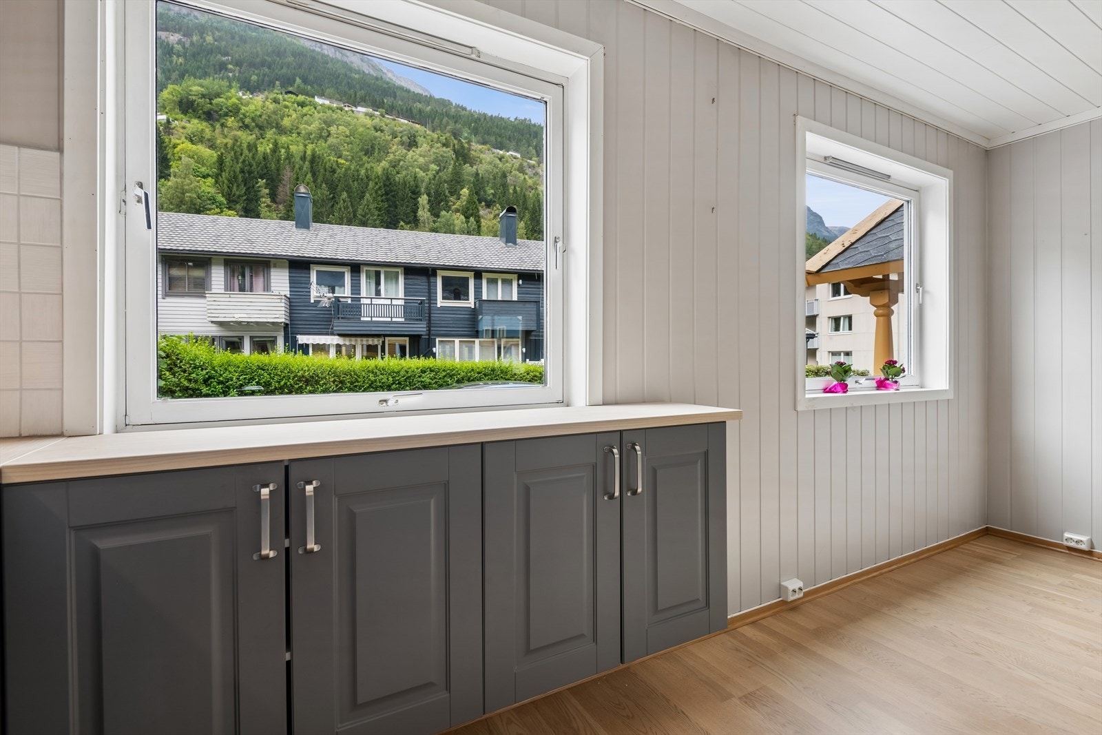 Kjøkken med plass til spisebord. Galleribilde