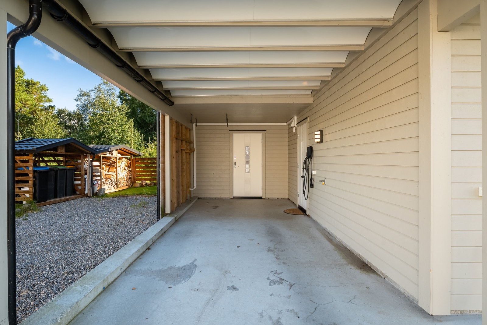 En av boligens fremste kvaliteter er de svært gode parkeringsmulighetene, både i carport som på oppstillingsplass like ved. Galleribilde