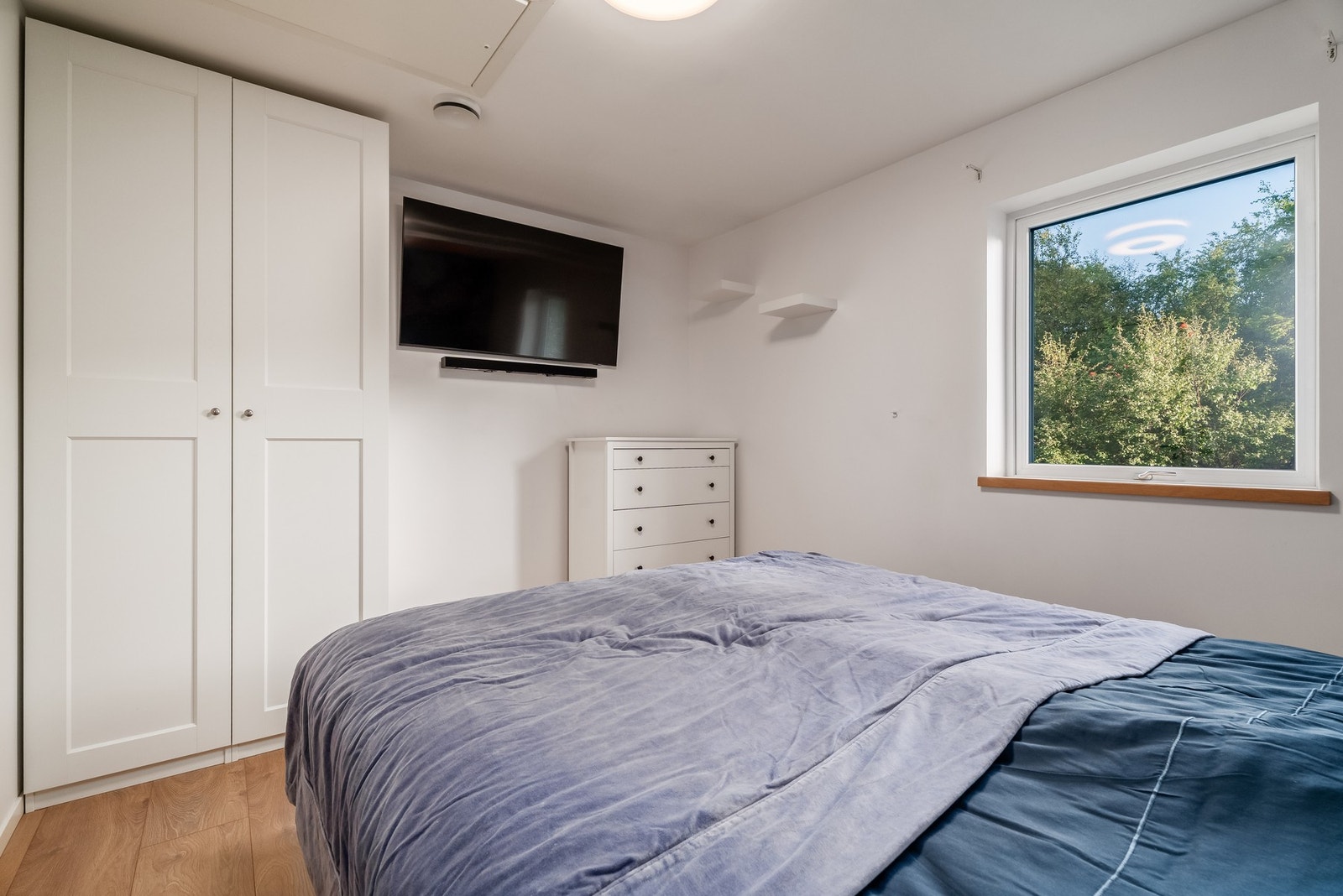 Her er det god plass til oppbevaringsmøbler, samt mulighet for installasjon av TV for de som ønsker dette. Galleribilde