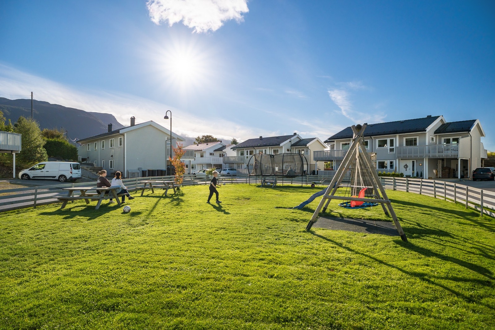 Stor kvartalslekeplass i nabolaget gir barna rikelig med plass til lek og aktivitet. Galleribilde