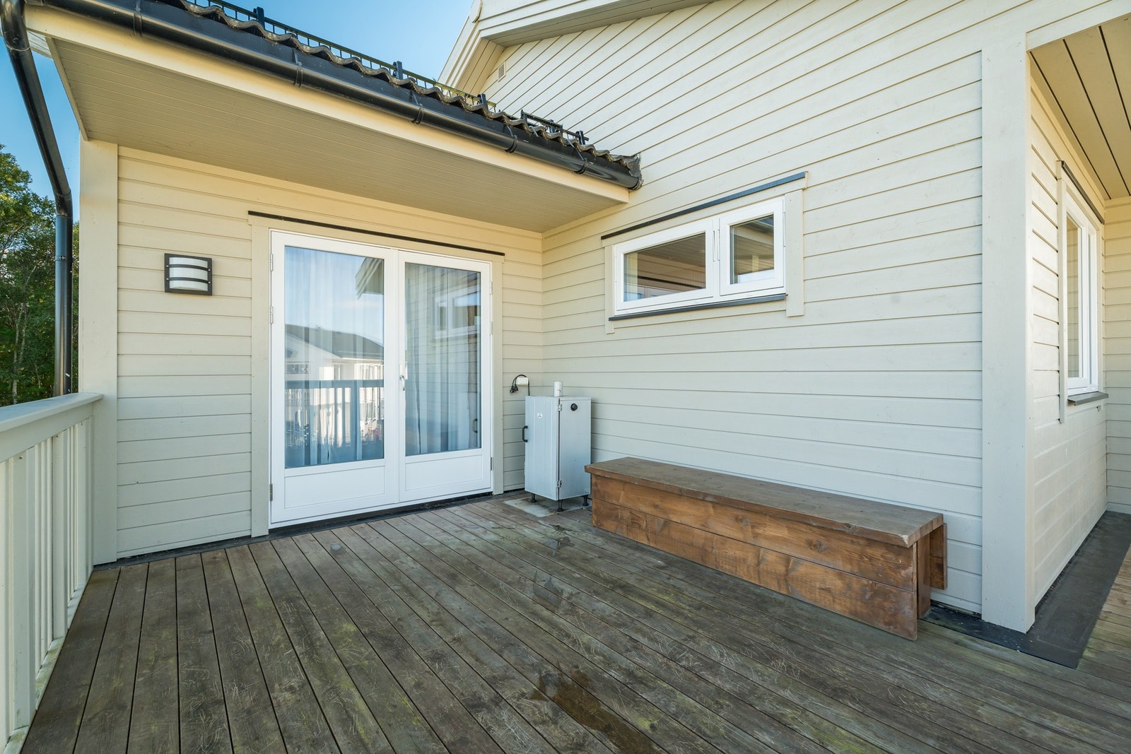 Verandaen er utstyrt med utebelysning samt utvendige stikkontakter. Galleribilde