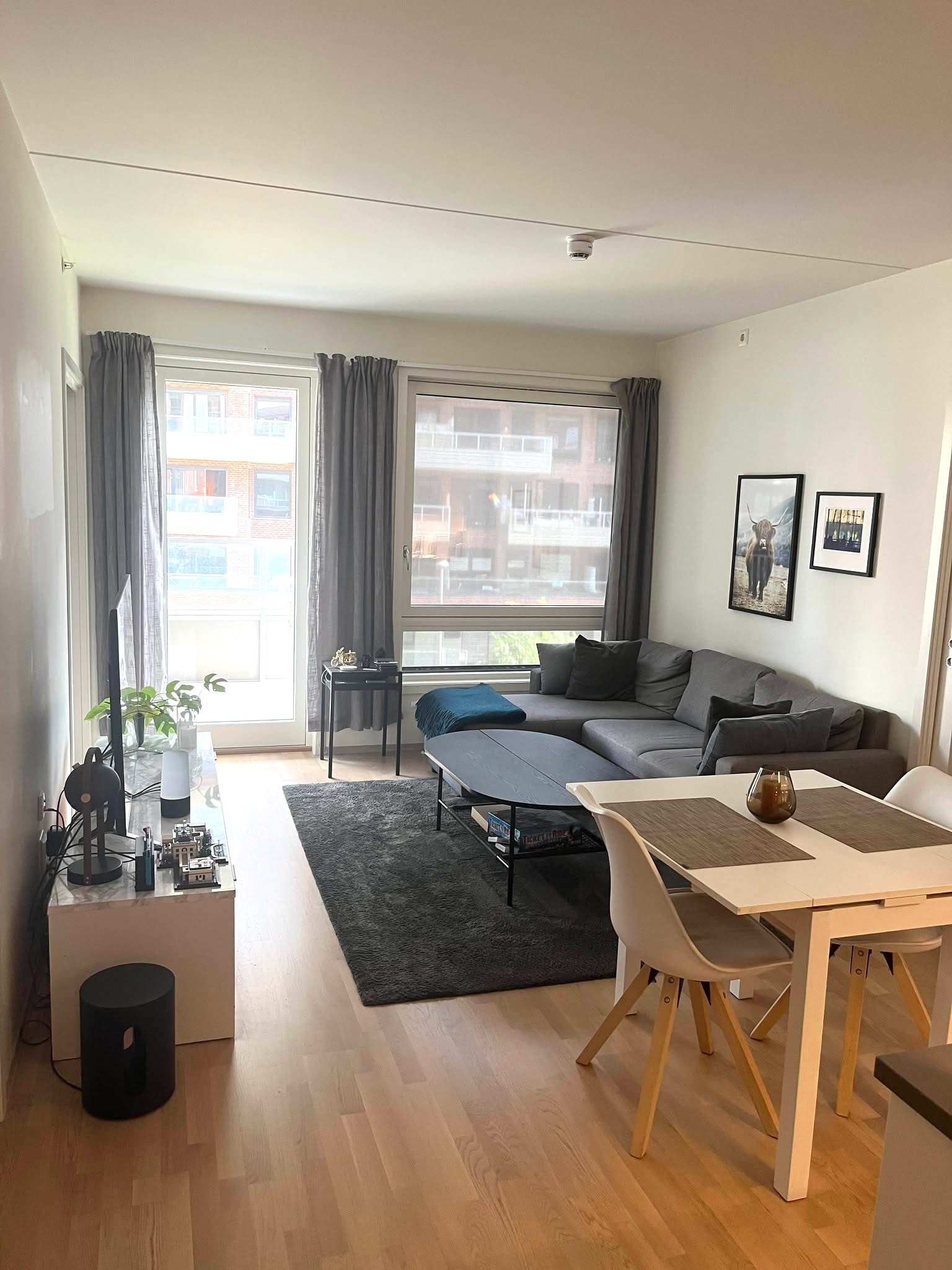 Stue med tilgang til balkong. Galleribilde