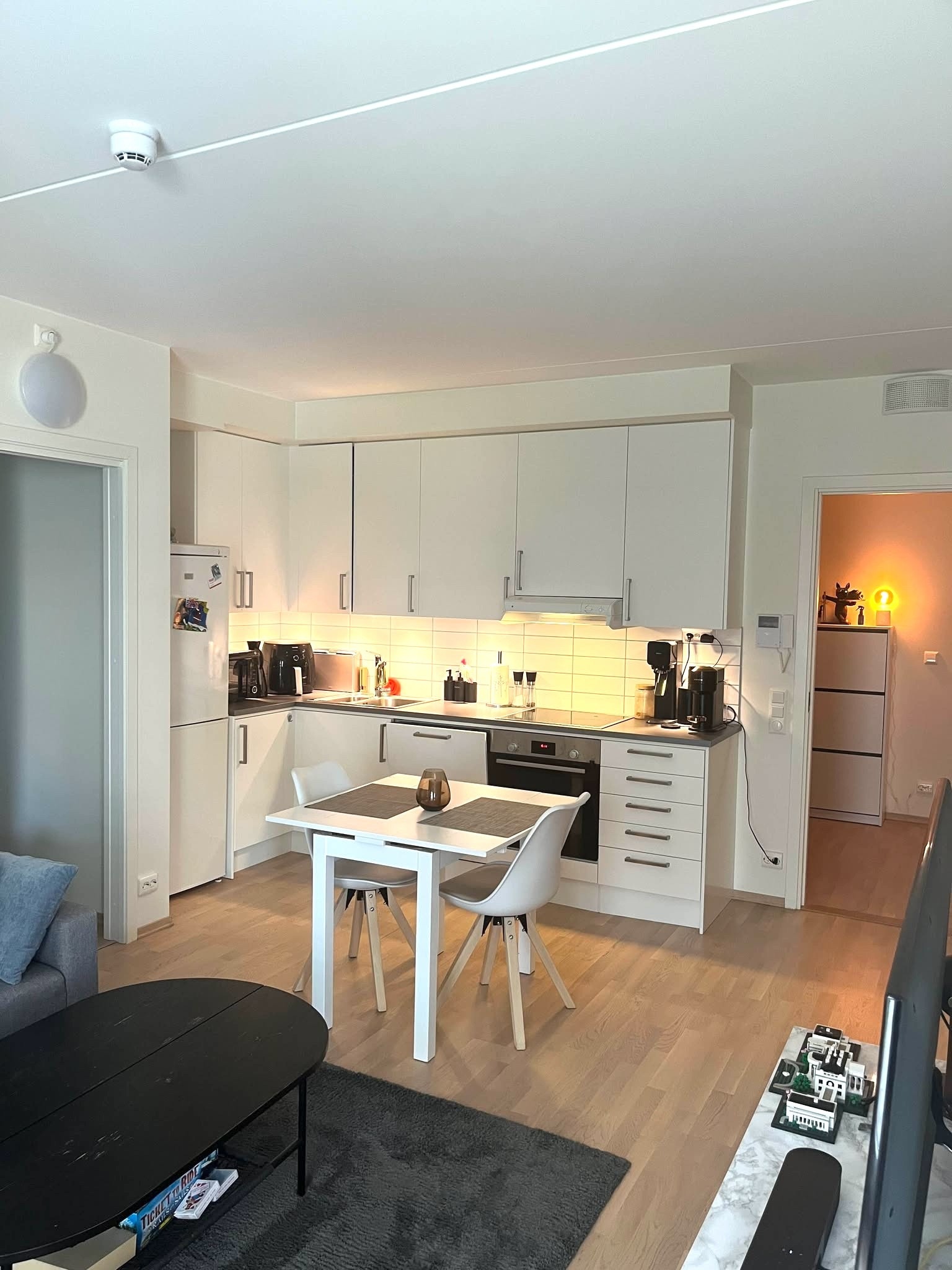 Stue, åpen kjøkkenløsning. Galleribilde