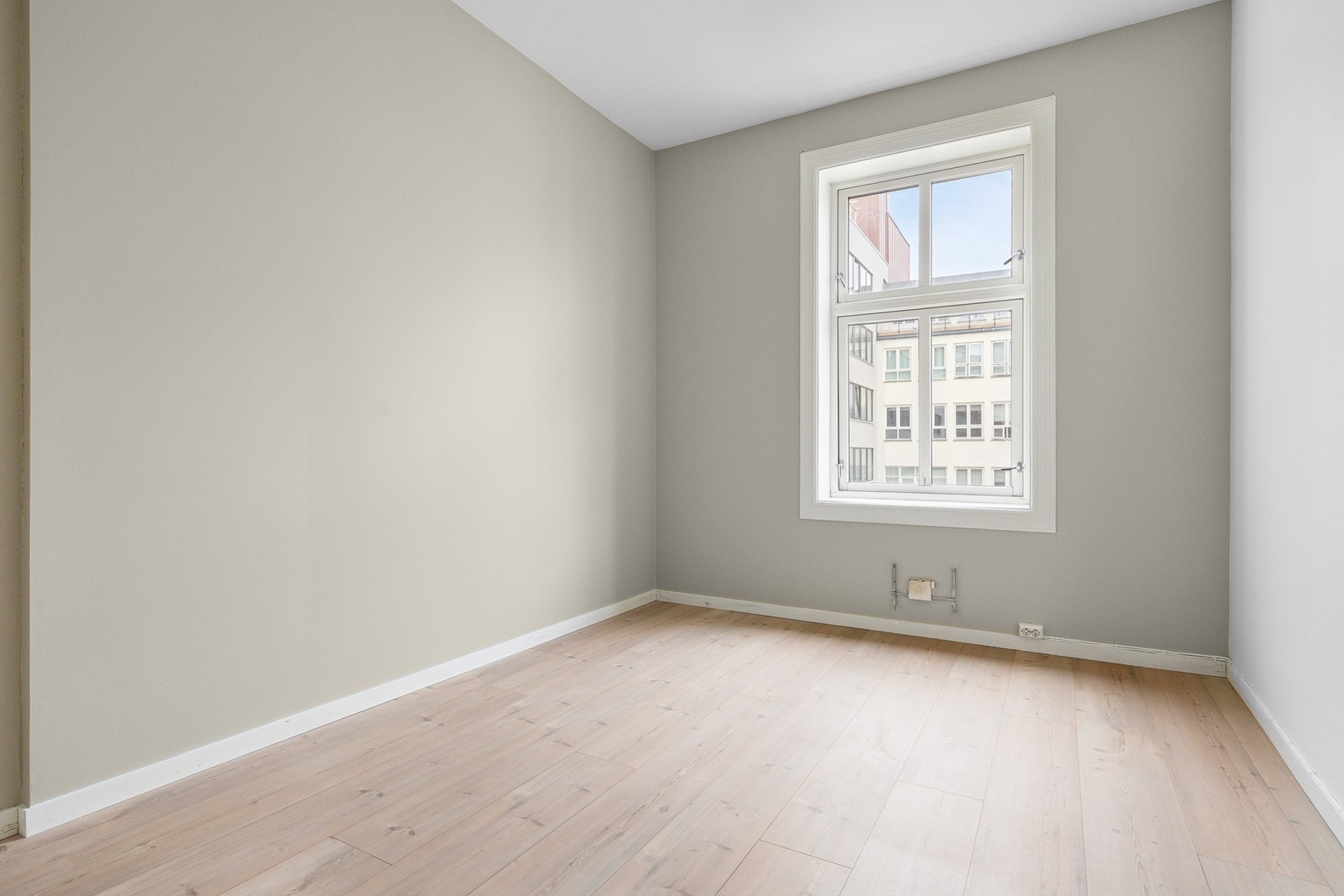 Romslig hovedsoverom med god plass til dobbeltseng, nattbord og garderobe. Galleribilde