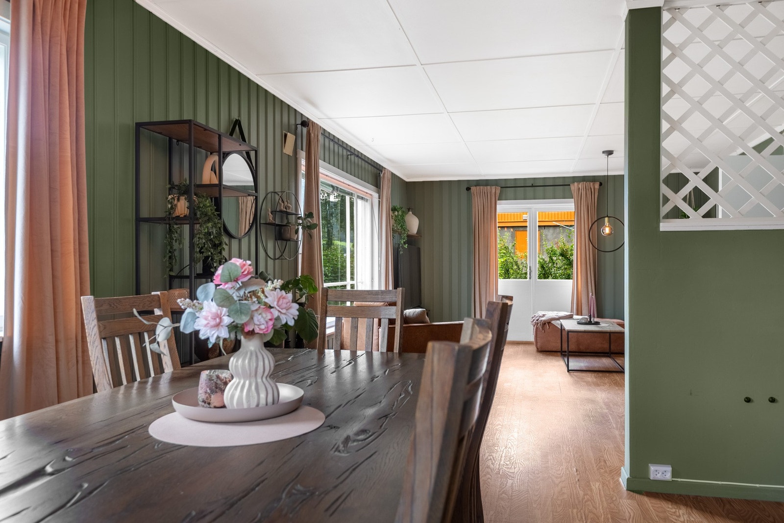 Dør ut til terrasse fra stuen. Galleribilde
