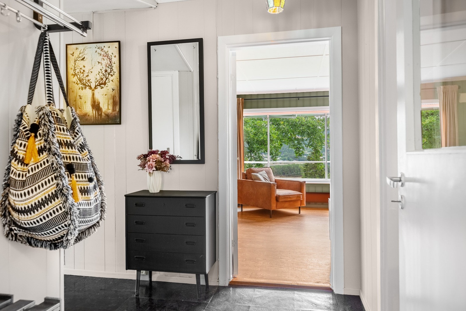 Velkommen inn! Gang med plass for å henge fra seg yttertøyet. Galleribilde