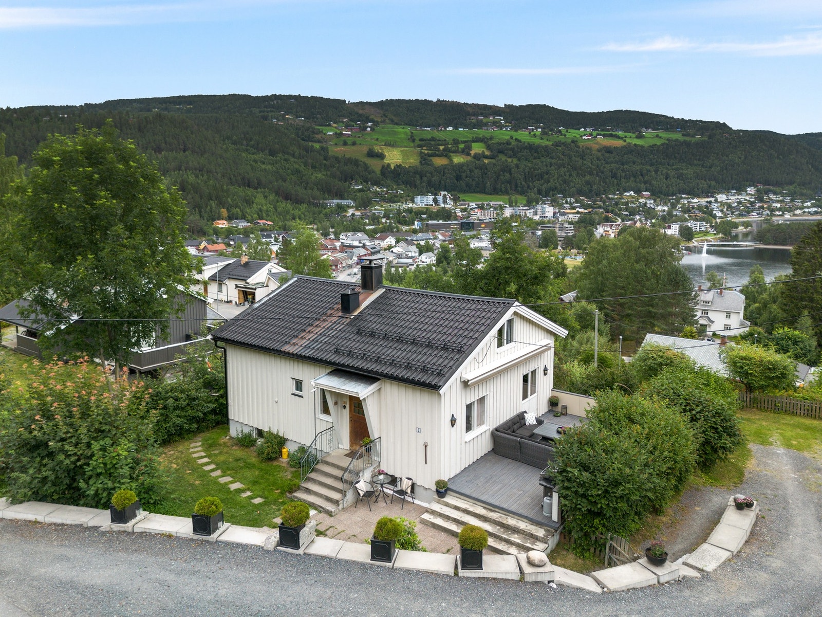Velkommen til Nedre Lykkjevegen 3, en eiendom presentert av EIE Fjellmegleren! FOTO: QMarketing Photo (Ingvild Sveen Joplassen) Galleribilde