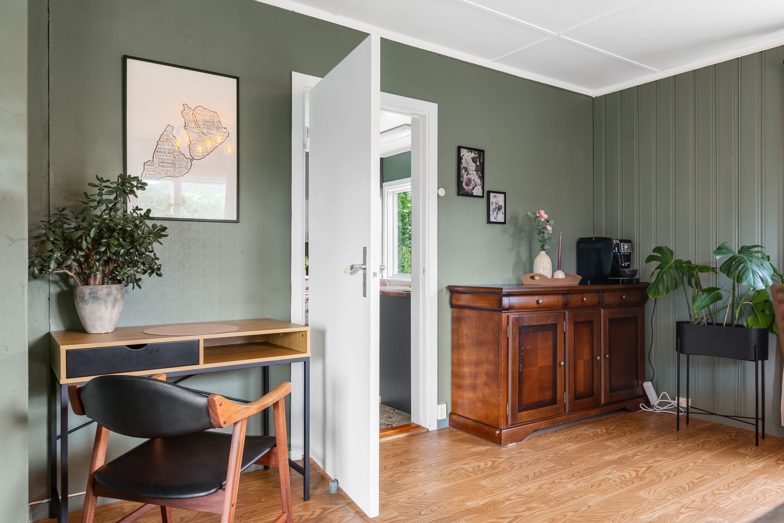 Spisestuen ligger i tilknytning kjøkken. Galleribilde