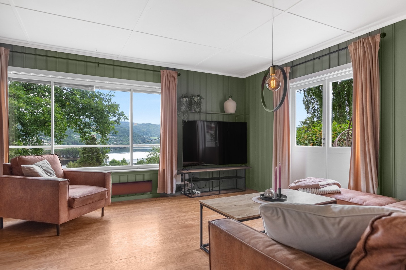 Store vindusflater slipper inn godt med dagslys, og rammer inn den flotte utsikten. Galleribilde