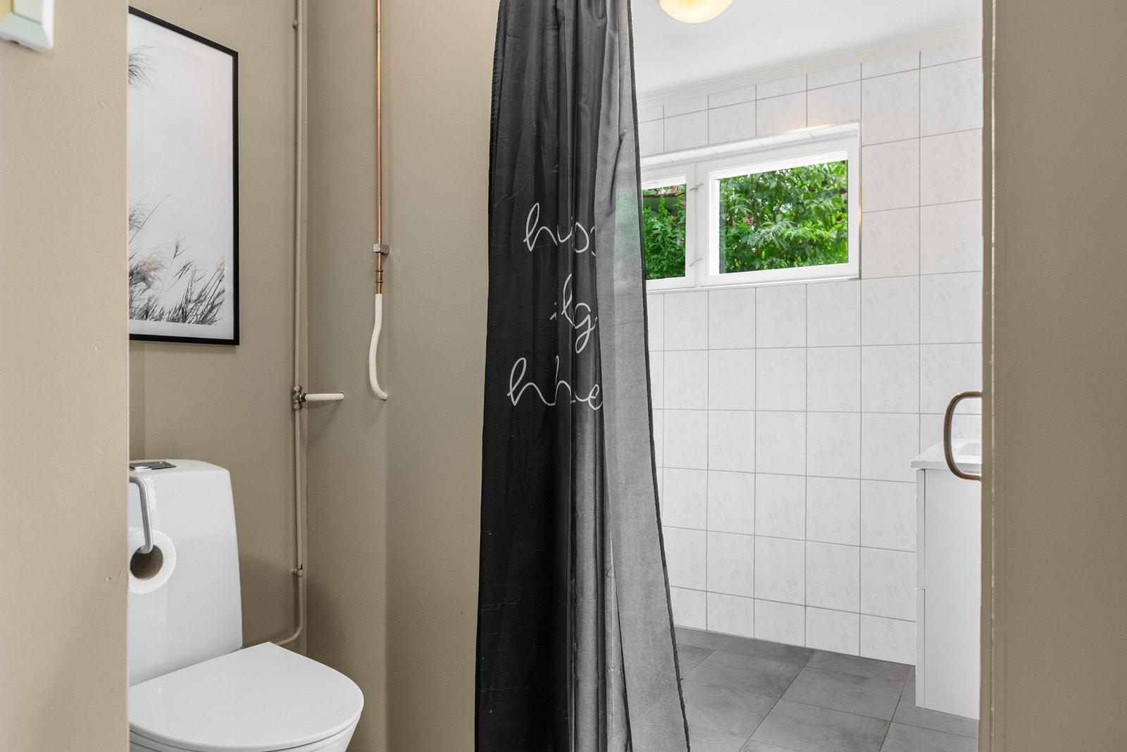 Toalett adskilt fra bad Galleribilde