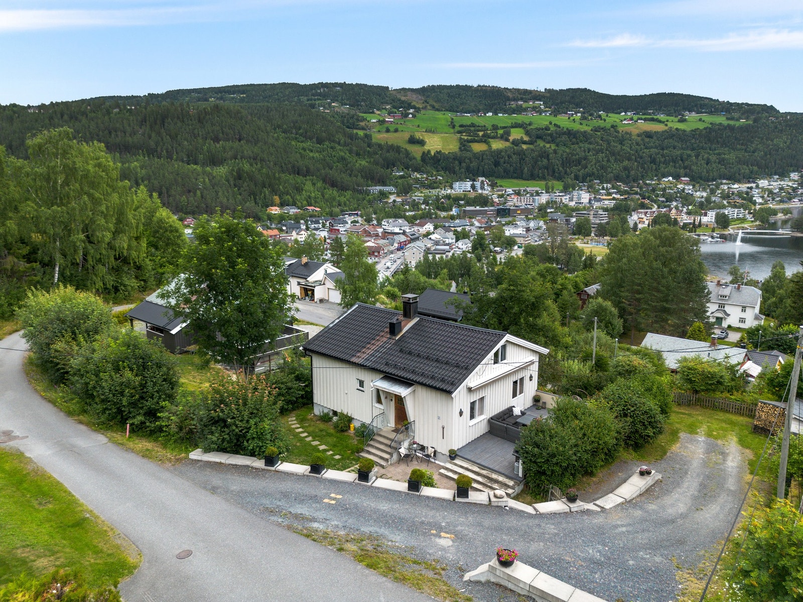 Det er flere fine turmål i nærheten, bl.a opp til populære Kviteberg og Valakampen. Galleribilde