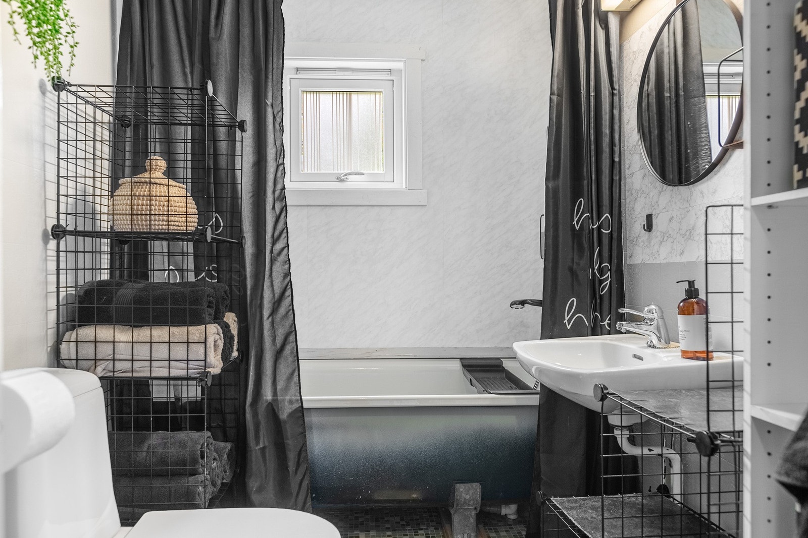 Bad med servant, dusj og badekar, samt toalett. Galleribilde