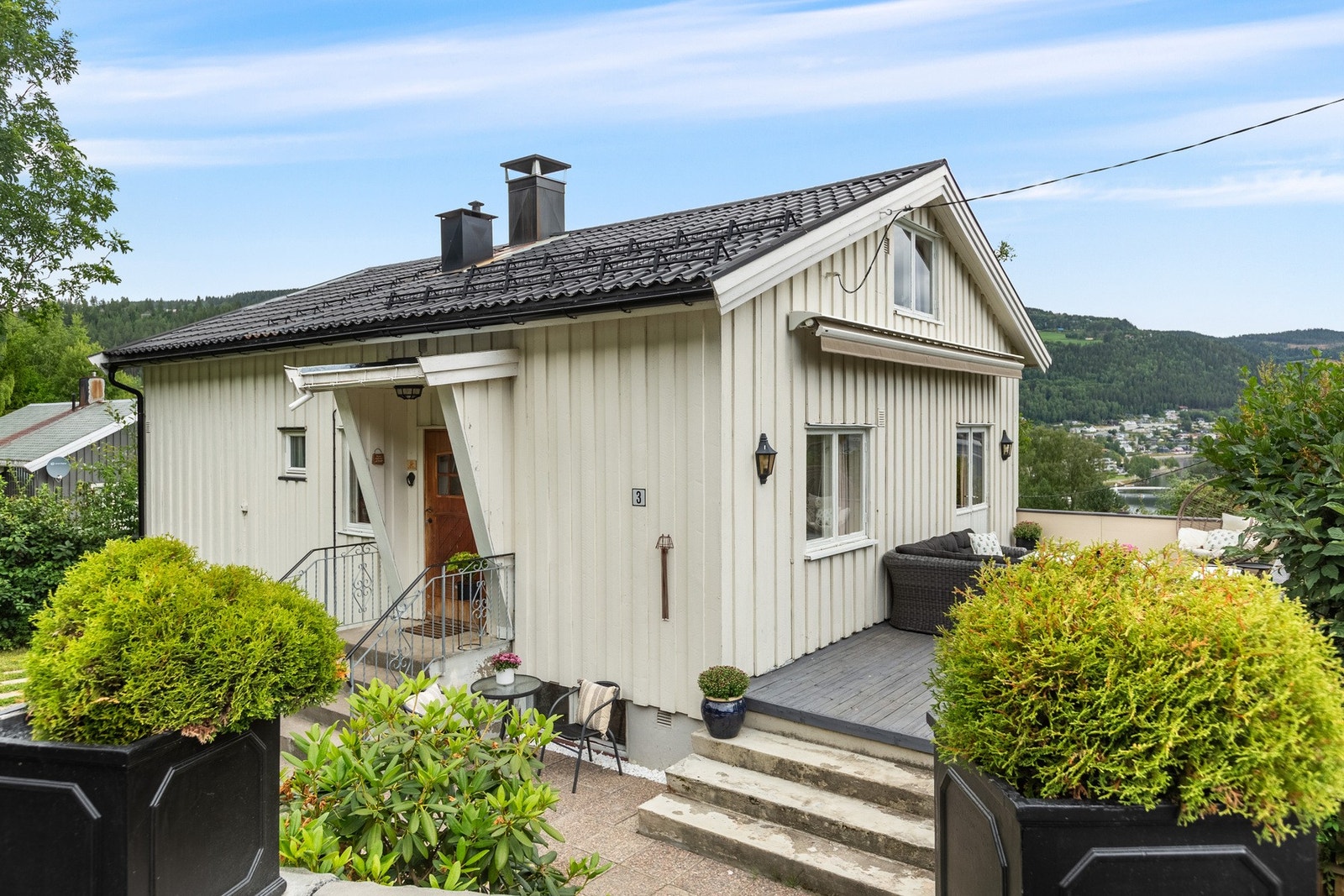 Tilgang til terrasse fra stuen, med videre trapp til terreng. Galleribilde