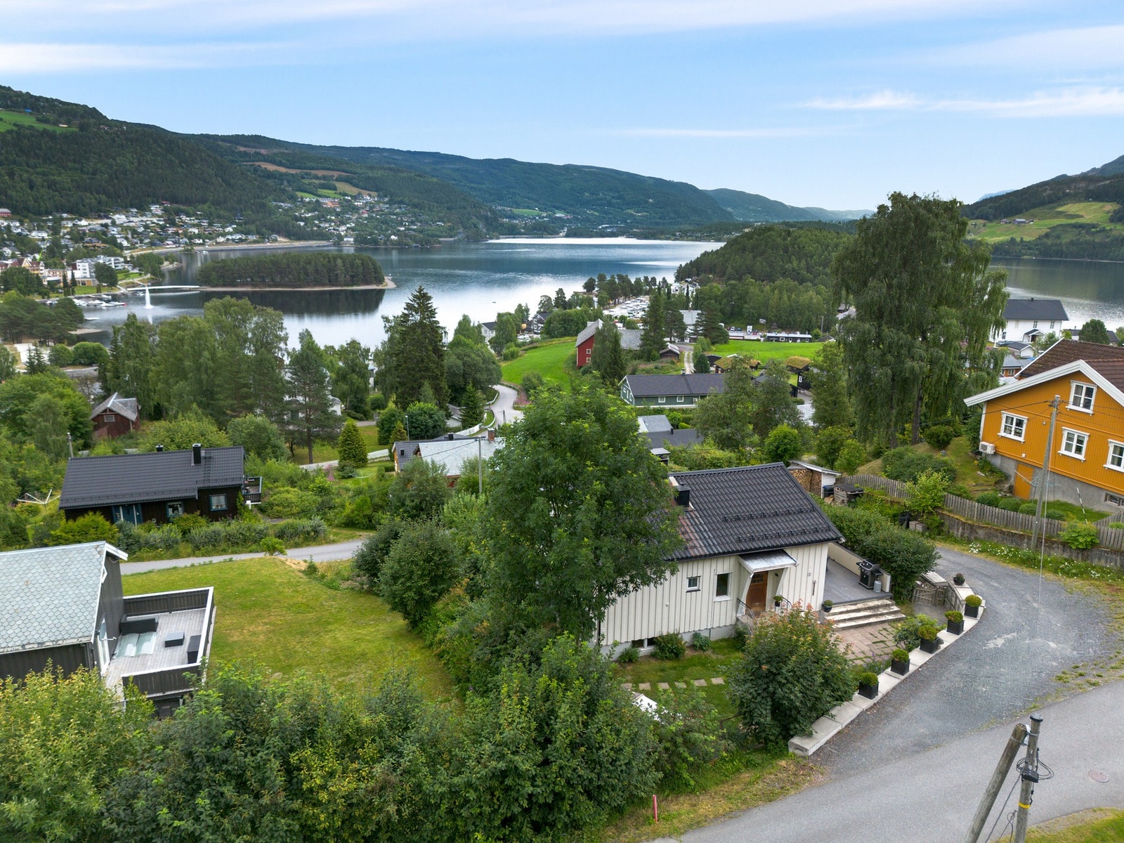 Fra eiendommen er det fin utsikt mot Strandefjorden og områdene rundt. Galleribilde