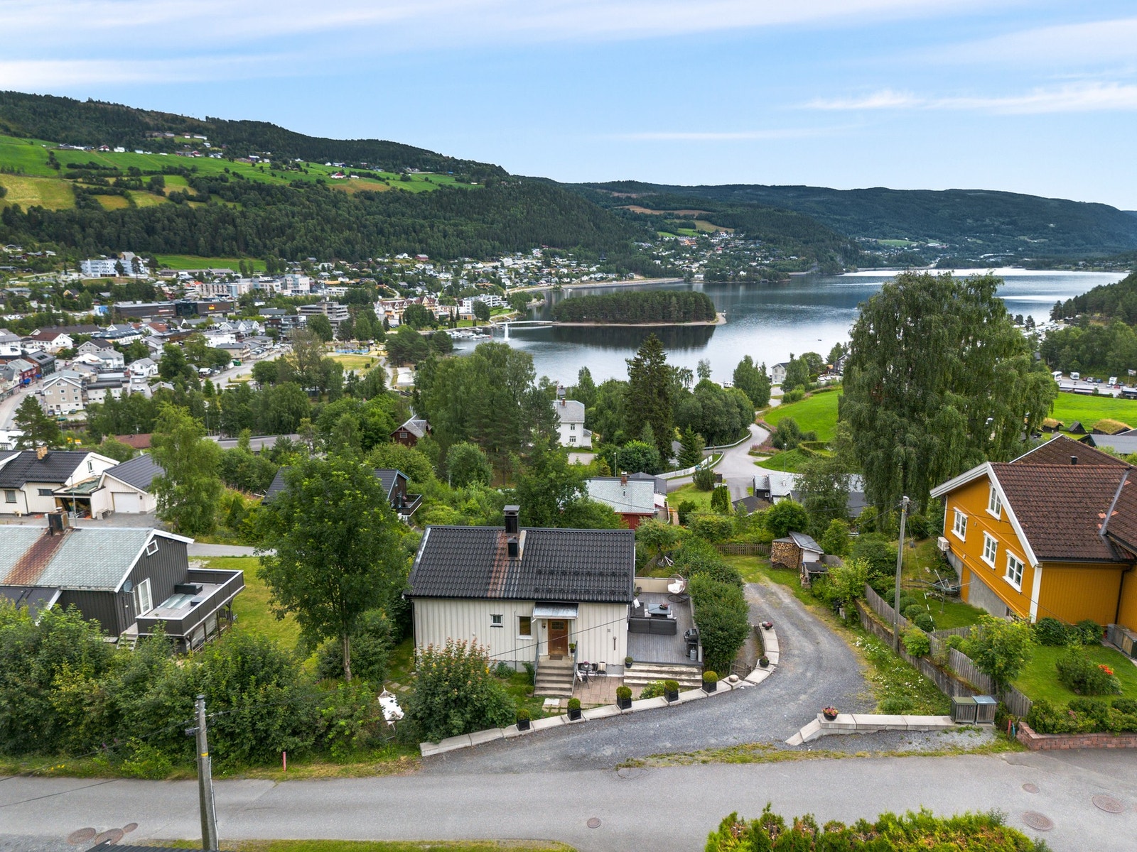 Eiendommen ligger fint til på Nesjordet, med gåavstand til sentrum. Galleribilde
