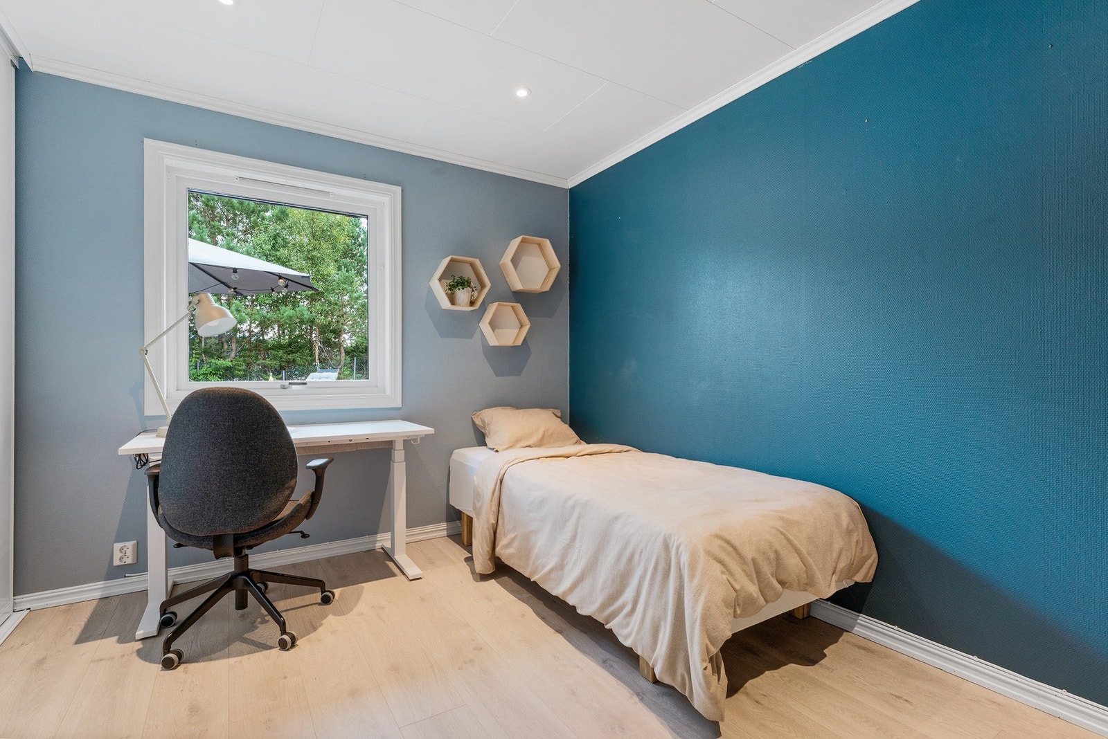 Det er god plass til seng, garderobe og øvrig soveromsinnredning på alle rommene Galleribilde
