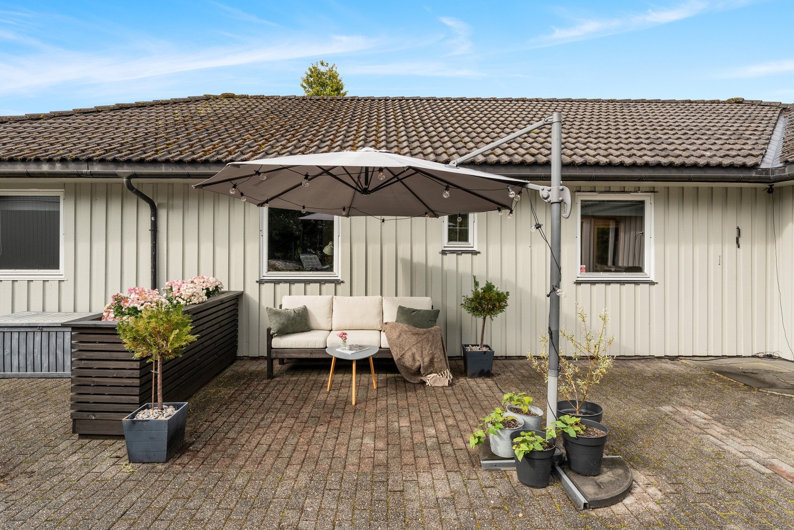 Fra stuen er det utgang til den herlige bakhagen Galleribilde