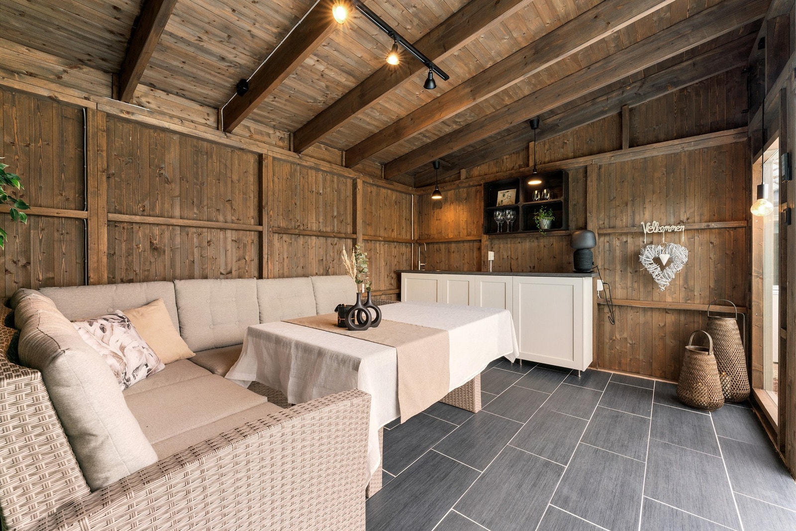 Her er det montert appstyrt belysning med dimming og terrassevarmer Galleribilde