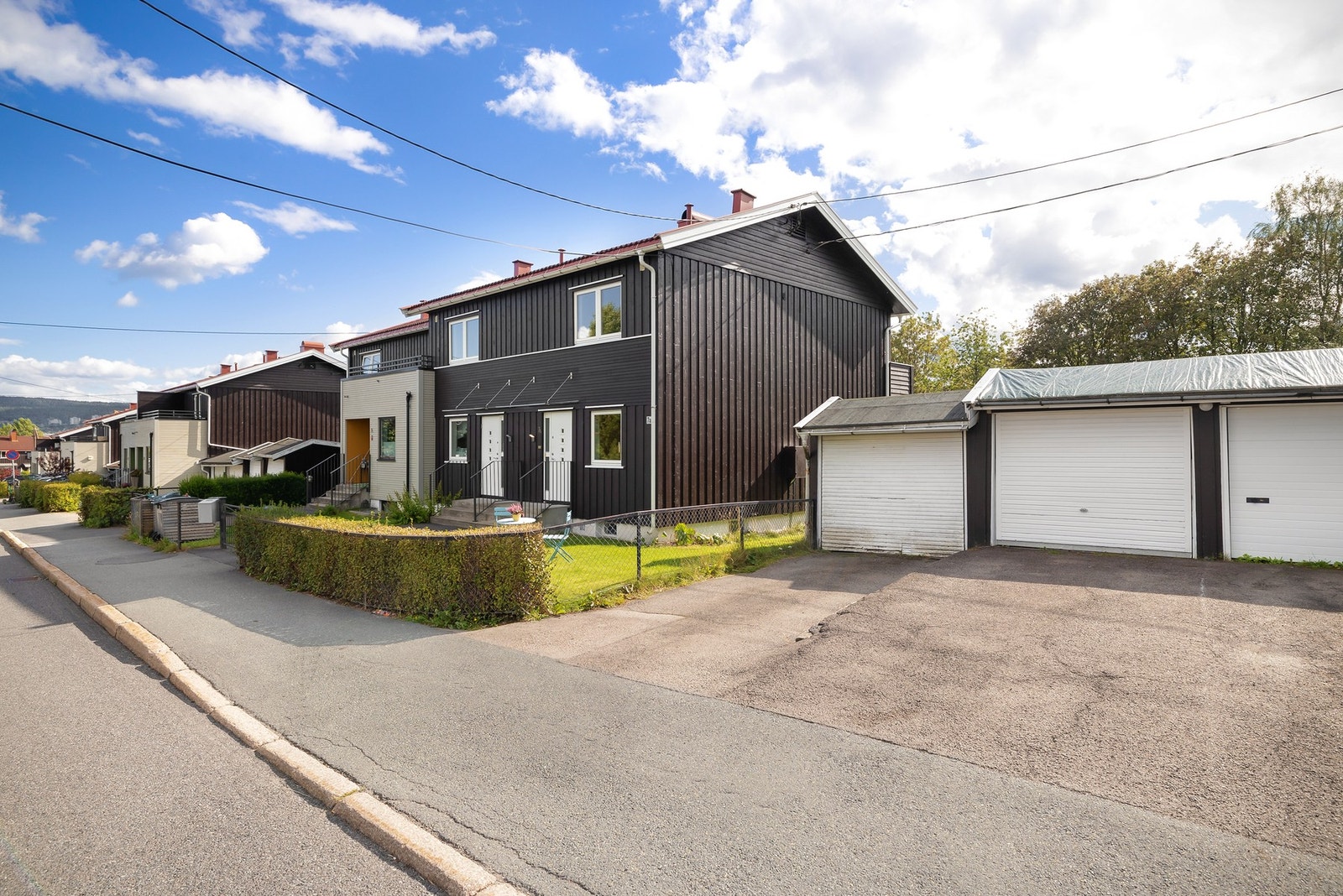 Boligen disponerer garasjeplass med biloppstillingsplass foran Galleribilde