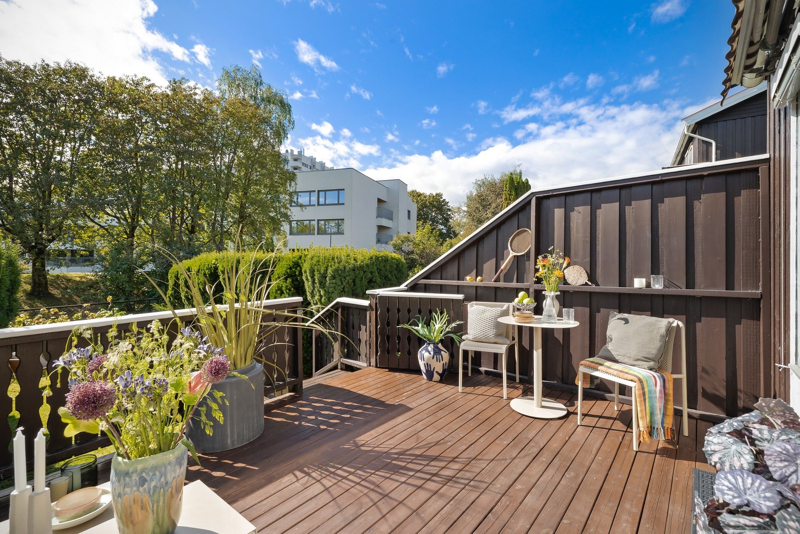 Herlig solfylt terrasse med flott utsyn uten direkte innsyn Galleribilde