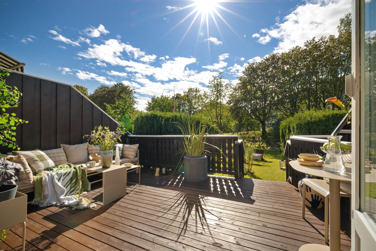 Deilig solrik terrasse Galleribilde