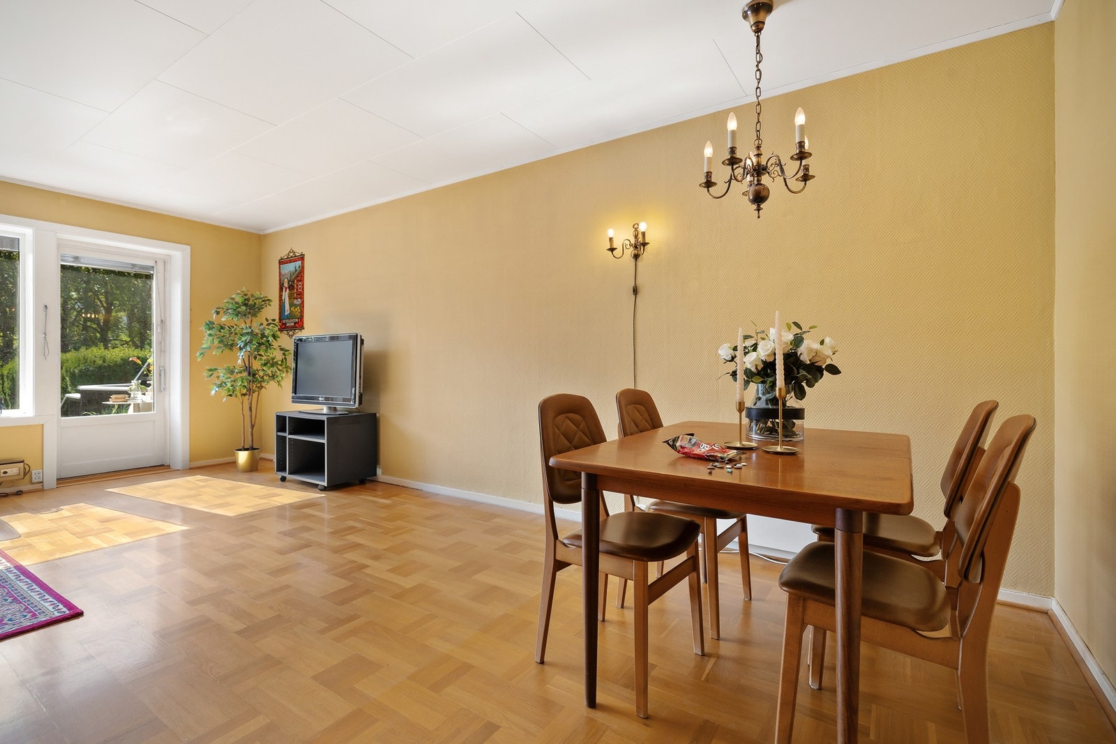 Det er god plass til å dele opp i soner med sofa- og mediehjørne samt spisebord av ønsket størrelse Galleribilde