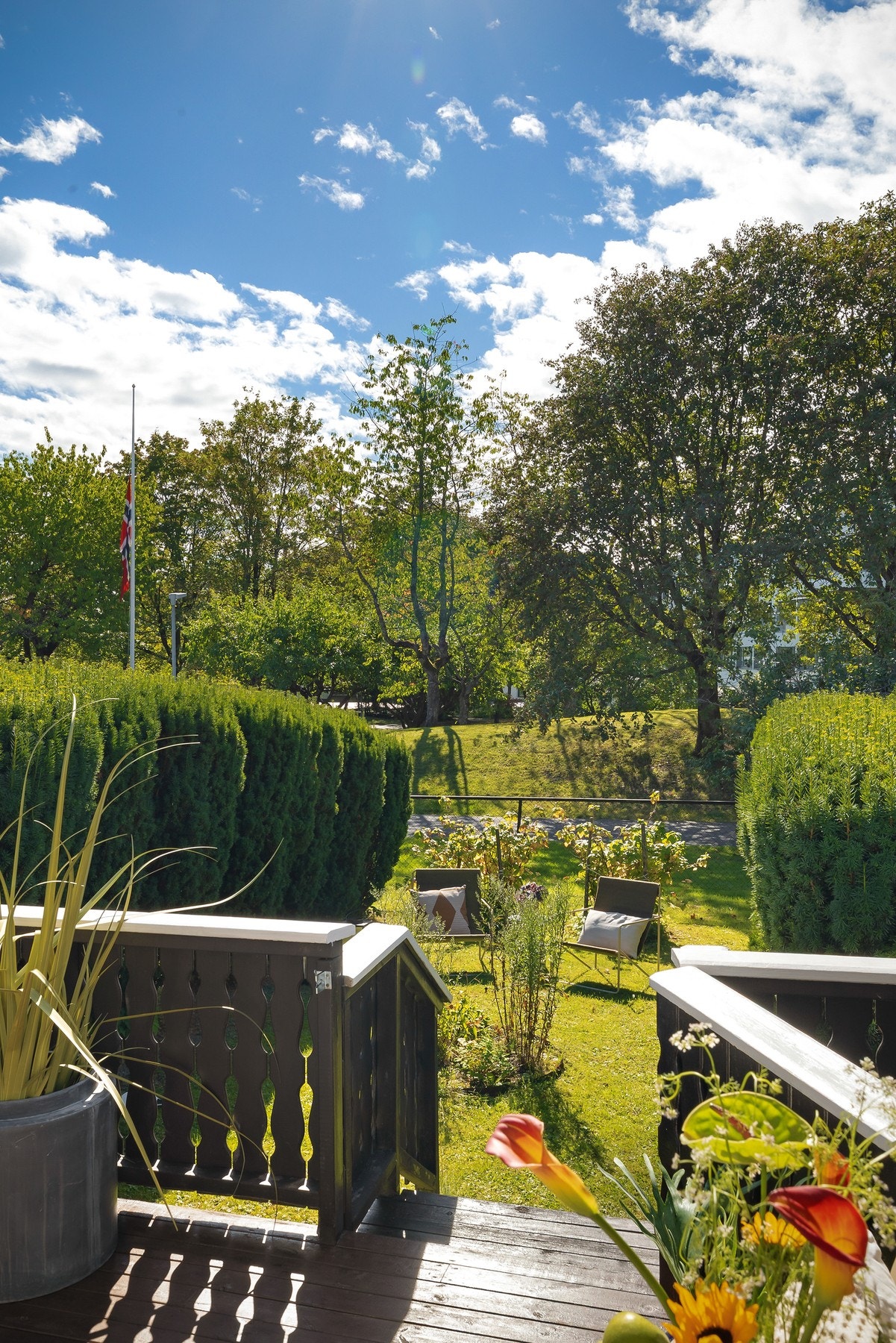 Terrasse med trapp ned til hage Galleribilde