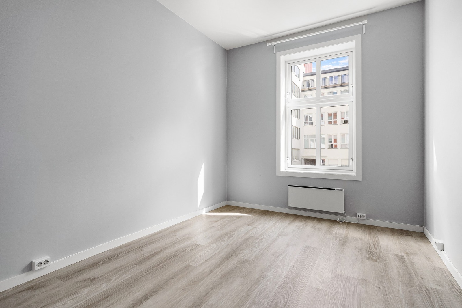 Romslig hovedsoverom med god plass til dobbeltseng, nattbord og garderobe. Galleribilde