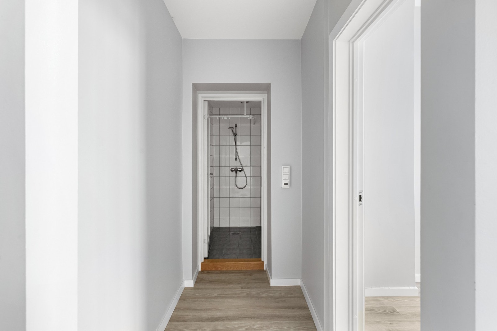 Romslig entré med dørcalling. Galleribilde